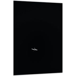 WallClassics - PVC Schuimplaat - Wit Vliegtuig op Zwarte Achtergrond - 100x150 cm Foto op PVC Schuimplaat (Met Ophangsysteem)