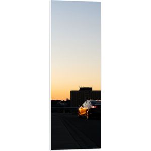 WallClassics - PVC Schuimplaat- Auto op Dak van Parkeergarage - 30x90 cm Foto op PVC Schuimplaat