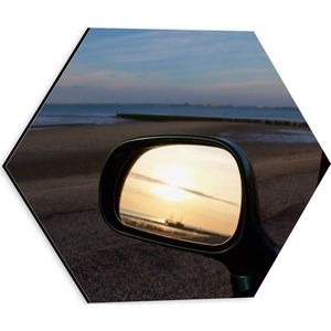 WallClassics - Dibond Hexagon - Autospiegel op het Strand in de Avond - 30x26.1 cm Foto op Hexagon (Met Ophangsysteem)