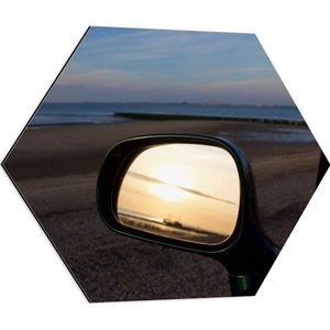 WallClassics - Dibond Hexagon - Autospiegel op het Strand in de Avond - 60x52.2 cm Foto op Hexagon (Met Ophangsysteem)