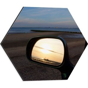 WallClassics - Dibond Hexagon - Autospiegel op het Strand in de Avond - 40x34.8 cm Foto op Hexagon (Met Ophangsysteem)