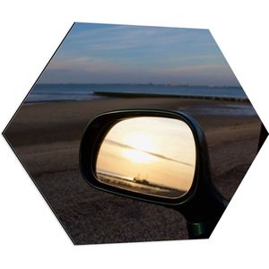 WallClassics - Dibond Hexagon - Autospiegel op het Strand in de Avond - 70x60.9 cm Foto op Hexagon (Met Ophangsysteem)