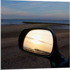 WallClassics - PVC Schuimplaat- Autospiegel op het Strand in de Avond - 80x80 cm Foto op PVC Schuimplaat