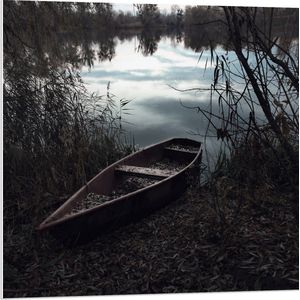 WallClassics - PVC Schuimplaat- Oud Schippersbootje bij het Water - 80x80 cm Foto op PVC Schuimplaat