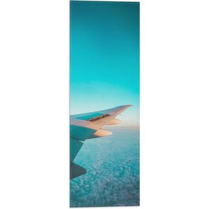 WallClassics - Vlag - Witte Vleugel van Vliegtuig boven Schapenwolken - 20x60 cm Foto op Polyester Vlag