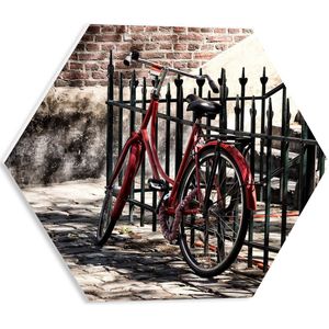 WallClassics - PVC Schuimplaat Hexagon  - Rode Fiets geparkeerd bij Gebouw - 40x34.8 cm Foto op Hexagon (Met Ophangsysteem)