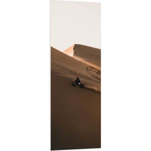 WallClassics - PVC Schuimplaat - Motorcrosser met Oranje Vlag op Berg in Woestijn - 50x150 cm Foto op PVC Schuimplaat (Met Ophangsysteem)