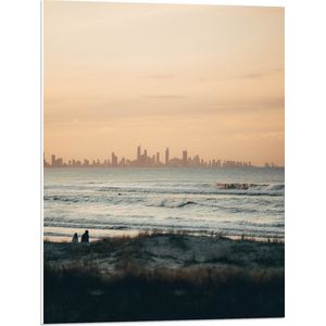 WallClassics - PVC Schuimplaat- Mensen Wandelend langs het Strand - 60x80 cm Foto op PVC Schuimplaat