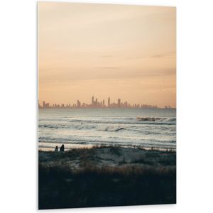 WallClassics - PVC Schuimplaat- Mensen Wandelend langs het Strand - 80x120 cm Foto op PVC Schuimplaat