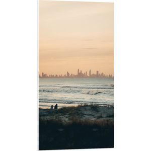 WallClassics - PVC Schuimplaat- Mensen Wandelend langs het Strand - 50x100 cm Foto op PVC Schuimplaat