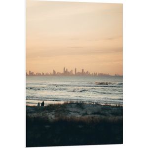 WallClassics - PVC Schuimplaat- Mensen Wandelend langs het Strand - 70x105 cm Foto op PVC Schuimplaat