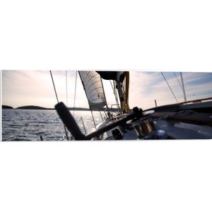 WallClassics - PVC Schuimplaat - Snelle Boot op Oceaan - 90x30 cm Foto op PVC Schuimplaat (Met Ophangsysteem)