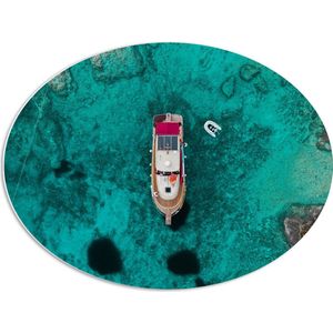 WallClassics - PVC Schuimplaat Ovaal - Bovenaanzicht van Bootje bij Helderblauwe Zee - 68x51 cm Foto op Ovaal  (Met Ophangsysteem)