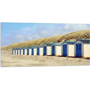 WallClassics - Vlag - Blauw met Witte Strandhuisjes - 100x50 cm Foto op Polyester Vlag