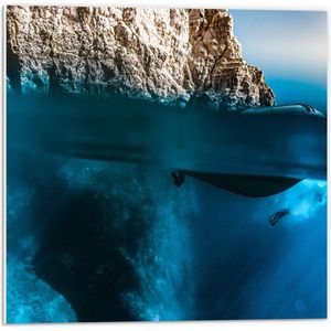 WallClassics - PVC Schuimplaat - Duiker onder Water - 50x50 cm Foto op PVC Schuimplaat (Met Ophangsysteem)