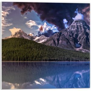 WallClassics - PVC Schuimplaat- Vulkaan tussen Bergen en Sterren - 50x50 cm Foto op PVC Schuimplaat