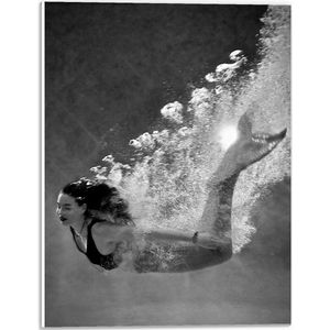 WallClassics - PVC Schuimplaat - Vrouw Duikend in Water - 30x40 cm Foto op PVC Schuimplaat (Met Ophangsysteem)