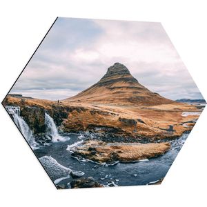 WallClassics - Dibond Hexagon - Watervalletje en Berg bij Rivier - 70x60.9 cm Foto op Hexagon (Met Ophangsysteem)