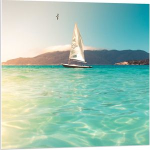 WallClassics - PVC Schuimplaat - Kleine Zeilboot op Helderblauwe Oceaan - 80x80 cm Foto op PVC Schuimplaat (Met Ophangsysteem)