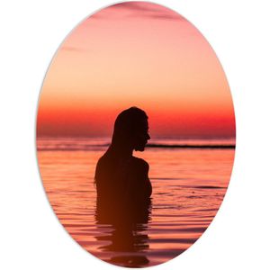 WallClassics - PVC Schuimplaat Ovaal - Silhouet van Mooie Vrouw in Zee - 60x80 cm Foto op Ovaal  (Met Ophangsysteem)
