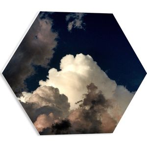 WallClassics - PVC Schuimplaat Hexagon  - Wolken tegen Blauwe Lucht  - 40x34.8 cm Foto op Hexagon (Met Ophangsysteem)