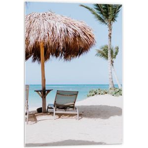 WallClassics - PVC Schuimplaat- Ligbedden onder Rieten Parasol met Palmboom - 60x90 cm Foto op PVC Schuimplaat