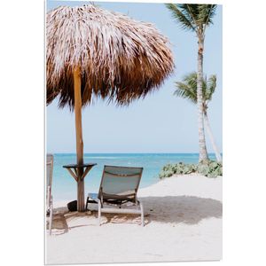 WallClassics - PVC Schuimplaat - Ligbedden onder Rieten Parasol met Palmboom - 50x75 cm Foto op PVC Schuimplaat (Met Ophangsysteem)