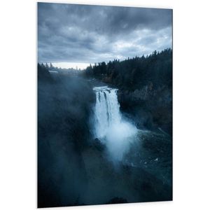 WallClassics - PVC Schuimplaat- Grote Watervallen in Donkergroen Landschap - 100x150 cm Foto op PVC Schuimplaat