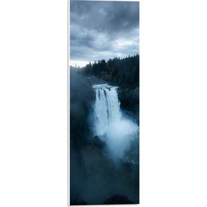 WallClassics - PVC Schuimplaat - Grote Watervallen in Donkergroen Landschap - 20x60 cm Foto op PVC Schuimplaat (Met Ophangsysteem)