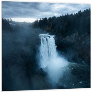 WallClassics - PVC Schuimplaat- Grote Watervallen in Donkergroen Landschap - 100x100 cm Foto op PVC Schuimplaat