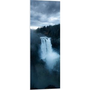 WallClassics - PVC Schuimplaat- Grote Watervallen in Donkergroen Landschap - 40x120 cm Foto op PVC Schuimplaat