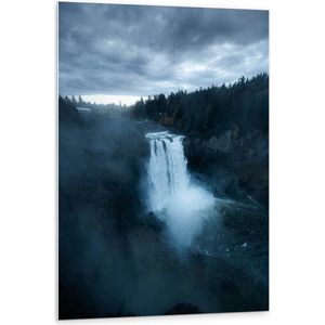 WallClassics - PVC Schuimplaat- Grote Watervallen in Donkergroen Landschap - 80x120 cm Foto op PVC Schuimplaat