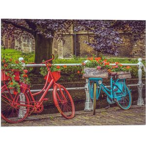 WallClassics - Vlag - Rode en blauwe Fiets met Bloemen bij wit Hek voor de Gracht - 40x30 cm Foto op Polyester Vlag