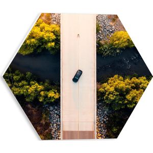 WallClassics - PVC Schuimplaat Hexagon - Bovenaanzicht van Zwarte Auto boven op Brug in Landschap - 30x26.1 cm Foto op Hexagon (Met Ophangsysteem)