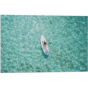 WallClassics - Vlag - Bovenaanzicht van Supper op Wit Bord bij Helderblauwe Oceaan - 60x40 cm Foto op Polyester Vlag
