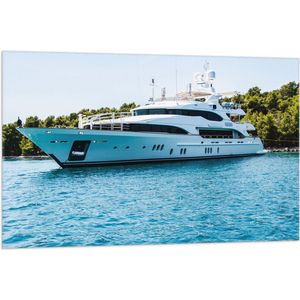 WallClassics - Vlag - Grote Witte Speedboot op Blauw Water aan de Rand van Groen Bos - 105x70 cm Foto op Polyester Vlag