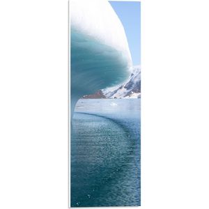 WallClassics - PVC Schuimplaat- IJskappen Hangend over Stromend Water in Landschap - 20x60 cm Foto op PVC Schuimplaat