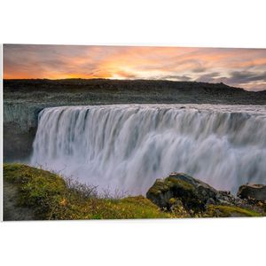 PVC Schuimplaat - Grote Wilde Waterval in Landschap van Rotsen - 75x50 cm Foto op PVC Schuimplaat (Met Ophangsysteem)