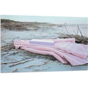 WallClassics - Vlag - Boek met Handdoek op Beige Strand - 120x80 cm Foto op Polyester Vlag