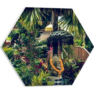 WallClassics - PVC Schuimplaat Hexagon - Stenen Beeld in Park vol Planten - 40x34.8 cm Foto op Hexagon (Met Ophangsysteem)