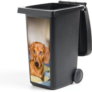 Container sticker Teckel die op een bed ligt - 44x98 cm - Kliko sticker