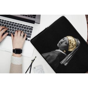 Laptophoes 17 inch - Meisje met de parel - Vermeer - Haarband - Goud - Laptop sleeve - Binnenmaat 42,5x30 cm - Zwarte achterkant