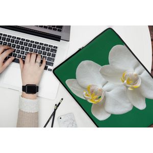 Laptophoes 17 inch - Orchidee met groene achtergrond - Laptop sleeve - Binnenmaat 42,5x30 cm - Zwarte achterkant