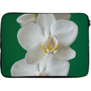 Laptophoes 13 inch - Orchidee met groene achtergrond - Laptop sleeve - Binnenmaat 32x22,5 cm - Zwarte achterkant