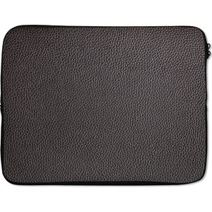 Laptophoes 15.6 inch - Leer - Lederlook - Zwart - Licht - Laptop sleeve - Binnenmaat 39,5x29,5 cm - Zwarte achterkant - Back to school spullen - Schoolspullen jongens en meisjes middelbare school - Macbook air hoes - Chromebook sleeve