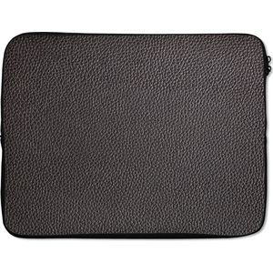 Laptophoes 15.6 inch - Leer - Lederlook - Zwart - Licht - Laptop sleeve - Binnenmaat 39,5x29,5 cm - Zwarte achterkant - Back to school spullen - Schoolspullen jongens en meisjes middelbare school - Macbook air hoes - Chromebook sleeve