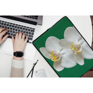 Laptophoes 15.6 inch - Orchidee met groene achtergrond - Laptop sleeve - Binnenmaat 39,5x29,5 cm - Zwarte achterkant