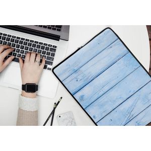 Laptophoes 17 inch - Blauwe muur met een planken structuur - Laptop sleeve - Binnenmaat 42,5x30 cm - Zwarte achterkant