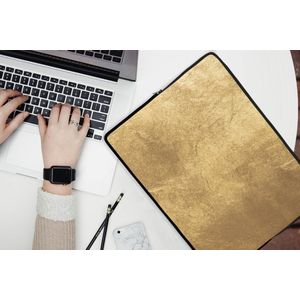 Laptophoes 15.6 inch - Lichtval op een gouden muur - Laptop sleeve - Binnenmaat 39,5x29,5 cm