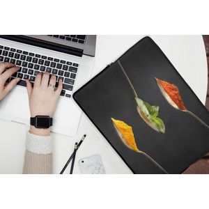 Laptophoes 15.6 inch - Kruiden - Lepel - Specerijen - Zwart - Italiaans - Laptop sleeve - Binnenmaat 39,5x29,5 cm - Zwarte achterkant